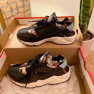Nike Air Huarache Aloha (Women’s 7)